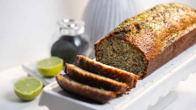 KOLAČ IZ JOGURTA, MAKOVIH SEMEN IN LIMETINEGA SOKA