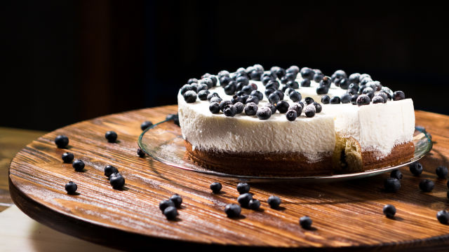 TORTA Z LIMONO, BOROVNICAMI IN MOUSSOM