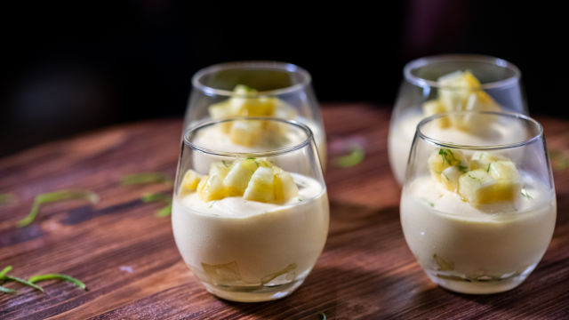 TROPSKI AMARELO: BANANOV BISKVIT, ANANAS IN MANGOV MOUSSE