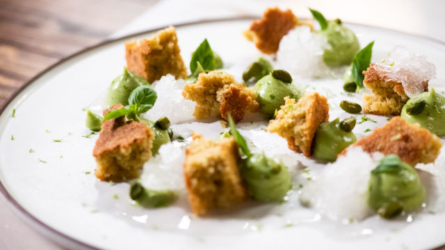 ZELENO: PISTACIJIN BISKVIT, SLADEK GUACAMOLE IN BAZILIKIN LED