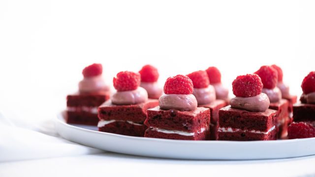 RDEČE: TORTA RDEČI ŽAMET, MALINOVA KREMA IN KREMNI SIR