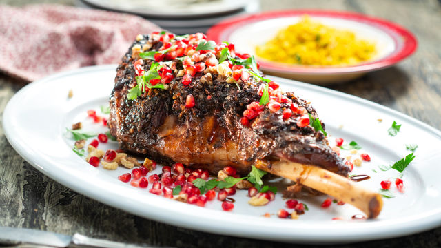 Jagnječje stegno z granatnim jabolkom in orehi