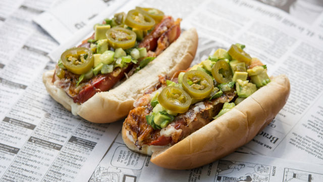 Hotdogi s sirom, slanino in avokadom