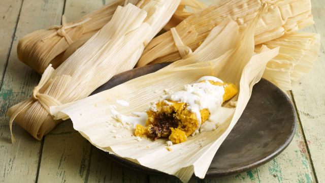 TAMALI S SLADKIM KROMPIRJEM IN ČRNIM FIŽOLOM