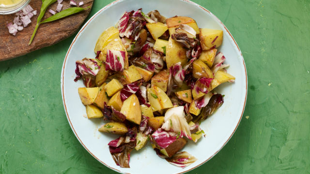 SOLATA IZ POPEČENEGA KROMPIRJA IN RADIČA S PRELIVOM IZ GORČICE IN PEHTRANA