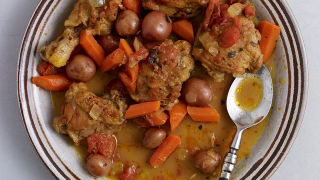 PIŠČANEC S CITRUSI, KORENJEM IN MLADIM KROMPIRJEM