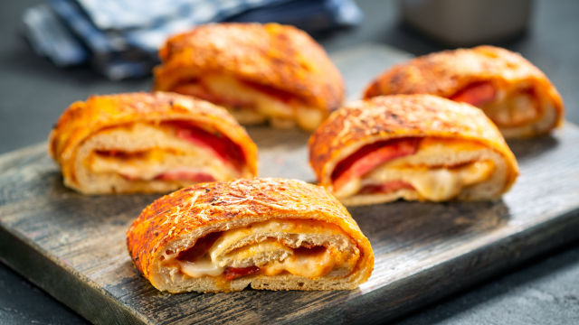 Stromboli s salamo in rumenim sirom