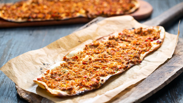 Mesna pica s plosko klobaso (lahmacun)