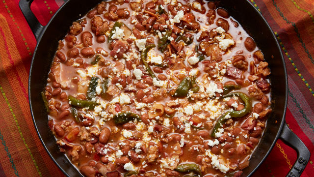 Fižol s klobaso chorizo in slanino