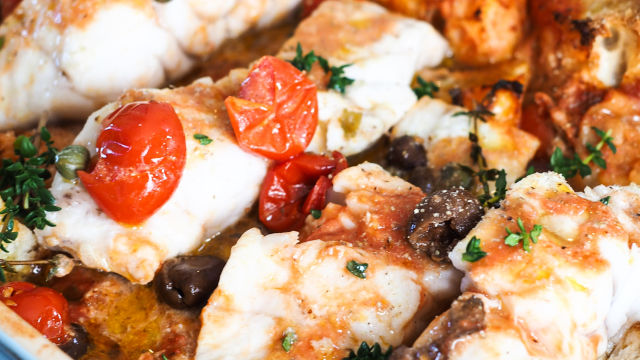 Pečena riba s kruhom, češnjevci, olivami in kaprami