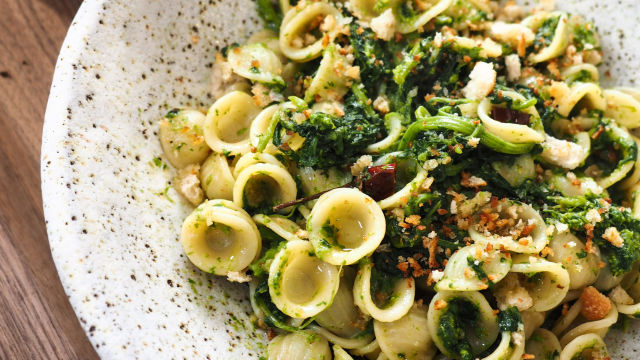 Testenine orecchiette z japonsko ogrščico in krušnimi drobtinami