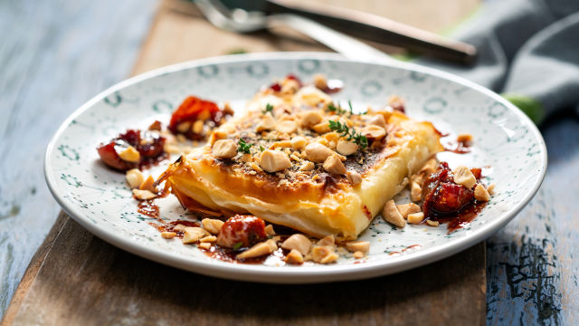 Pečen sir s suhimi figami