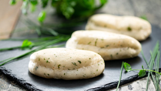 Na pari kuhan kruh z zelišči