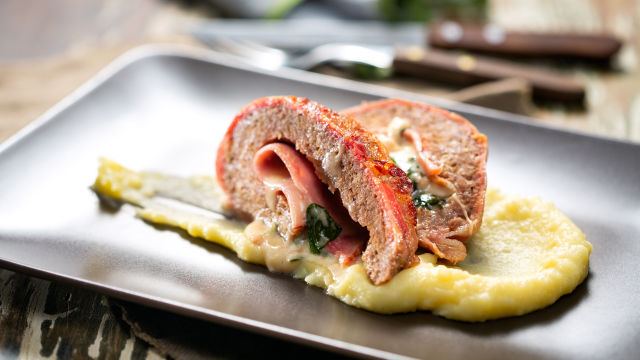 Mesna rulada, ovita s slanino in polnjena s šunko in sirom