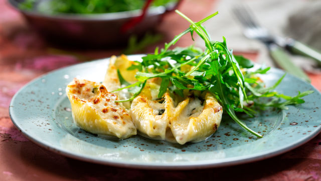 Conchiglioni, polnjeni s piščancem in sirom