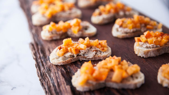 Kanape: gosja jetra z mangom in popečenim začimbnim kruhom