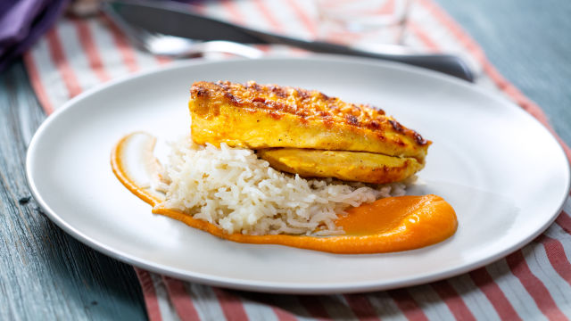 Piščanec z maslenim maslom in korenčkovim pirejem