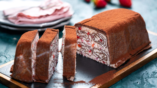 Rulada iz palačink z jagodami in maskarponejem