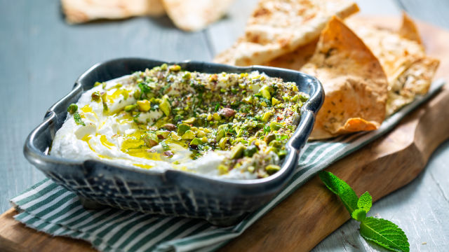 Labneh z oreščki in zaatarjem