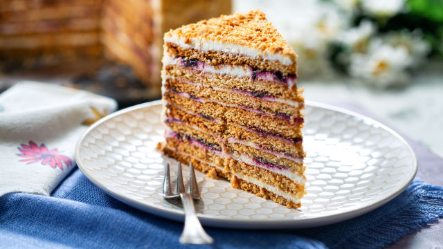 Medovik z odcejenim jogurtom in borovnicami