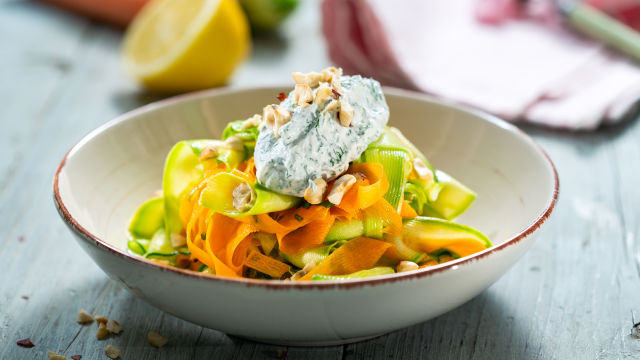 Solata z bučkami in korenjem