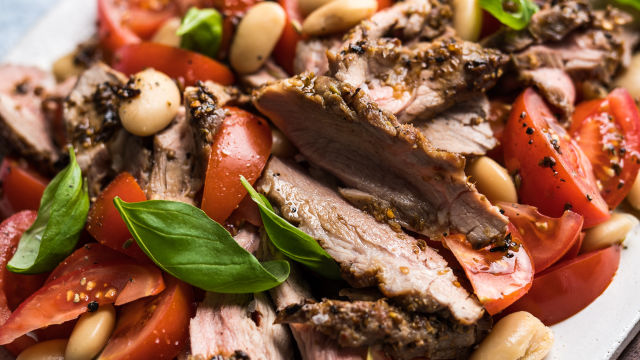 Jagnjetina z začimbno skorjo in solato z belim fižolom ter paradižniki