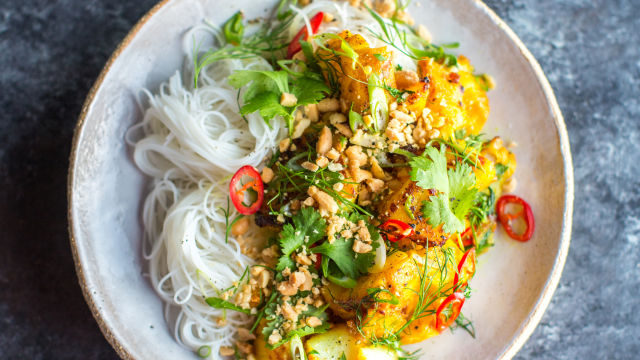 Vietnamska riba s kurkumo in koprom