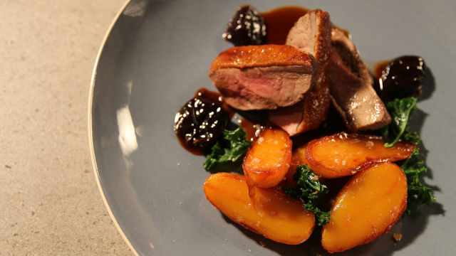 Raca s karameliziranim krompirjem in sladkornim sirupom granatnega jabolka