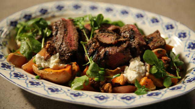 Solata s pečeno bučo z zrezkom ali lososom