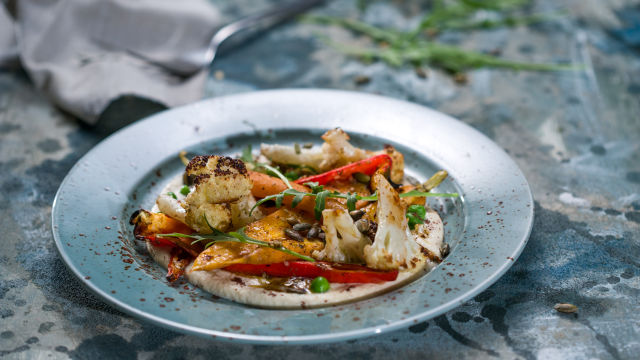 Pečena zelenjava s kremo iz indijskih oreščkov