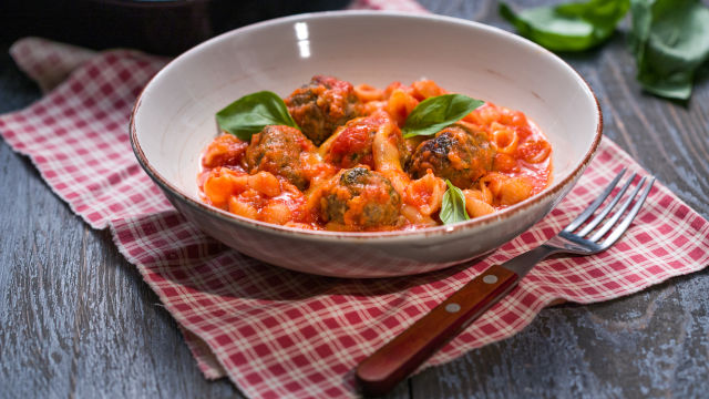 Pečene mesne kroglice s testeninami in paradižnikovo omako