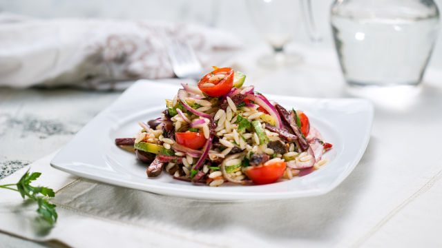 Solata z orzom, sušenimi paradižniki in sudžukom