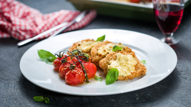 Svinjina z maskarponejem in pečenimi češnjevimi paradižniki