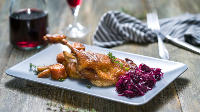 Račja bedra z zelenjavo in rdečim zeljem