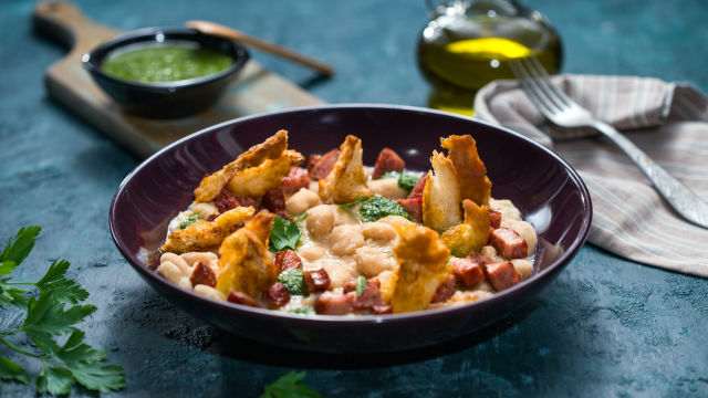 Kremast fižol z zeliščnim oljem in klobaso