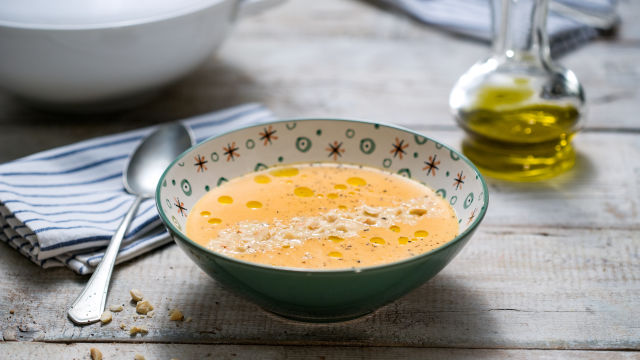 Juha s sladkim krompirjem in praženimi lešniki