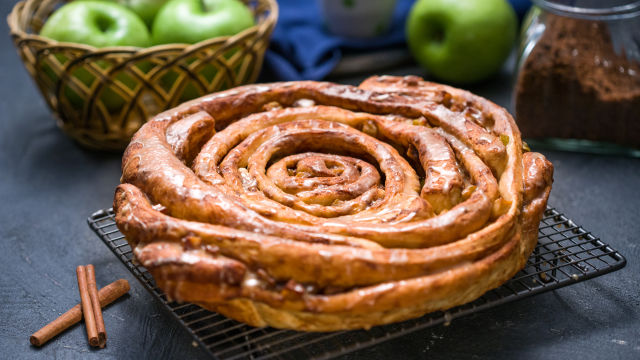 Jabolčni zvitek s cimetom