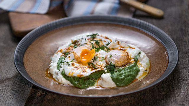 Jajca panagyurski (poširano jajce s sirom in jogurtom)