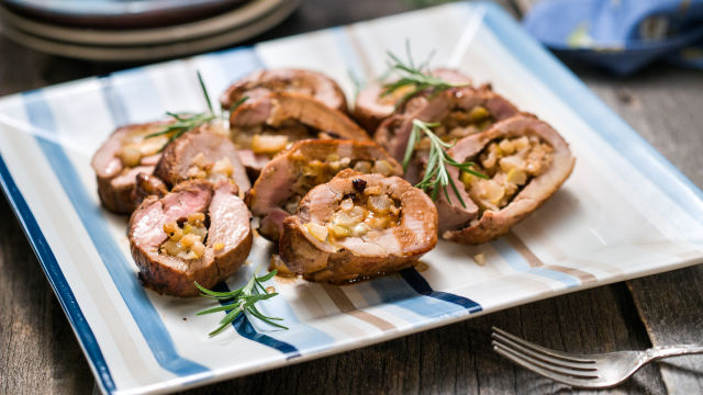 Svinjska ribica s hruškami in sirom z modro plesnijo