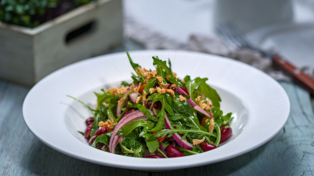 Solata z rukolo, papriko in rdečim fižolom