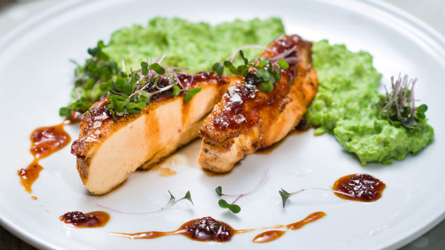 Piščančji file z omako gastrique in grahovim pirejem