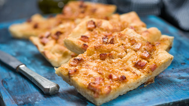 Nizki kruh s prekajeno slanino in čebulo