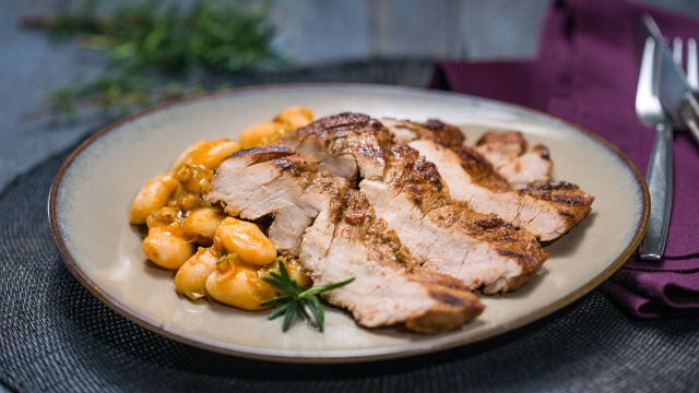 Marinirana svinjska ribica z belim fižolom