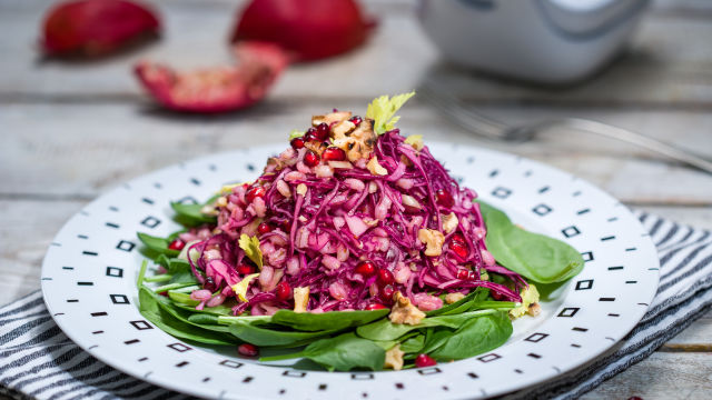 Solata z ječmenom, granatnim jabolkom in špinačo