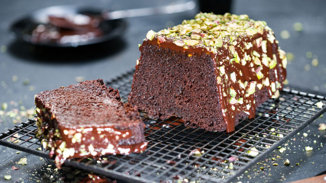 Torta s čokoladnim karamelom in pistacijevo glazuro
