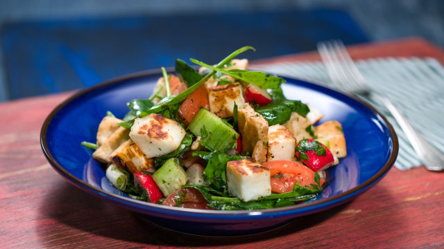 Sredozemska solata s sirom halumi, redkvicami in špinačo