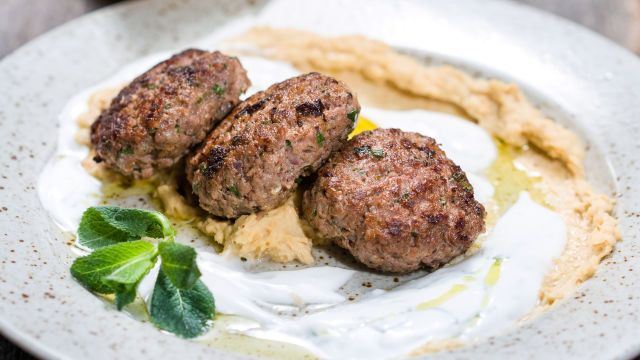 Goveje mesne kroglice s humusom in jogurtom