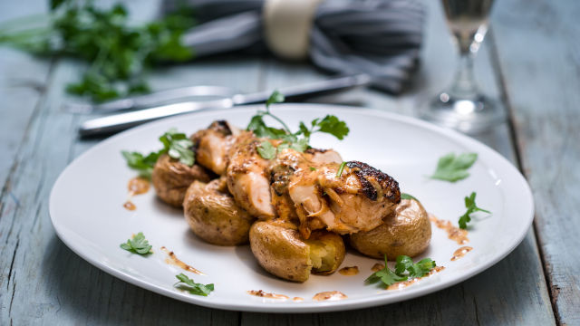 Piščančji file s pečenim krompirjem in omako za žar