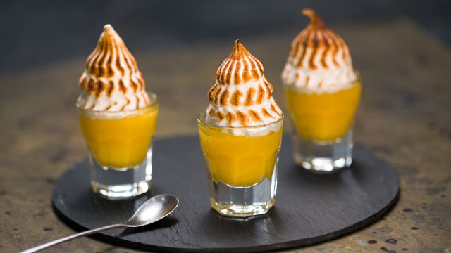 Limonova jajčna krema s karamelizirano meringo