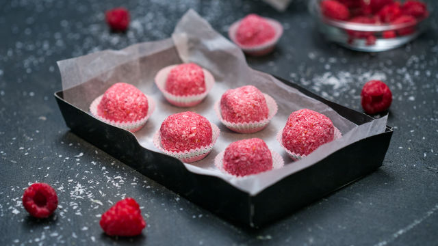 Malinovi bomboni s kokosom